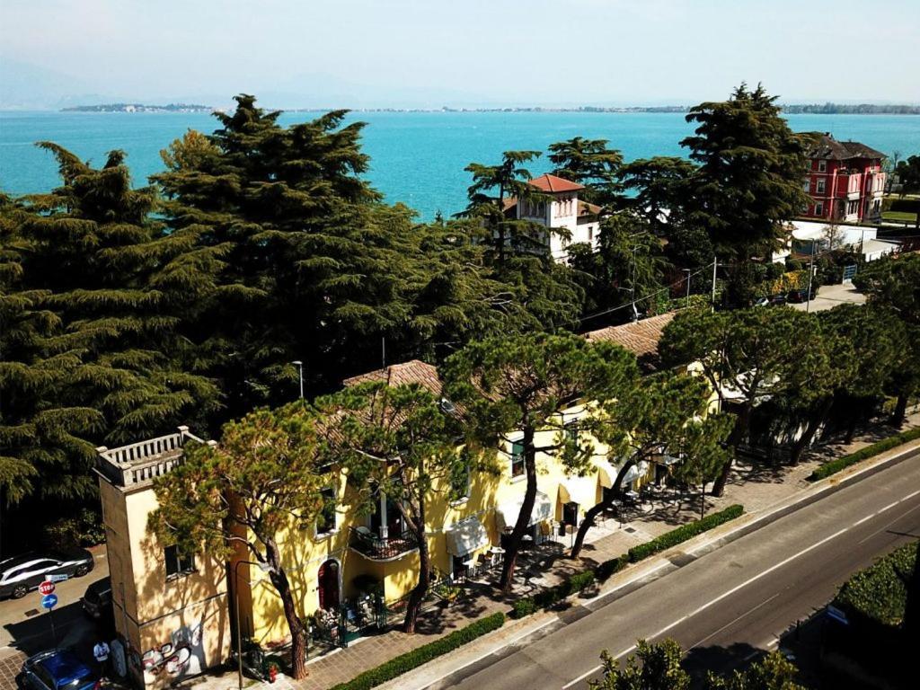 Casa Giulietta Hotel Desenzano del Garda Bagian luar foto